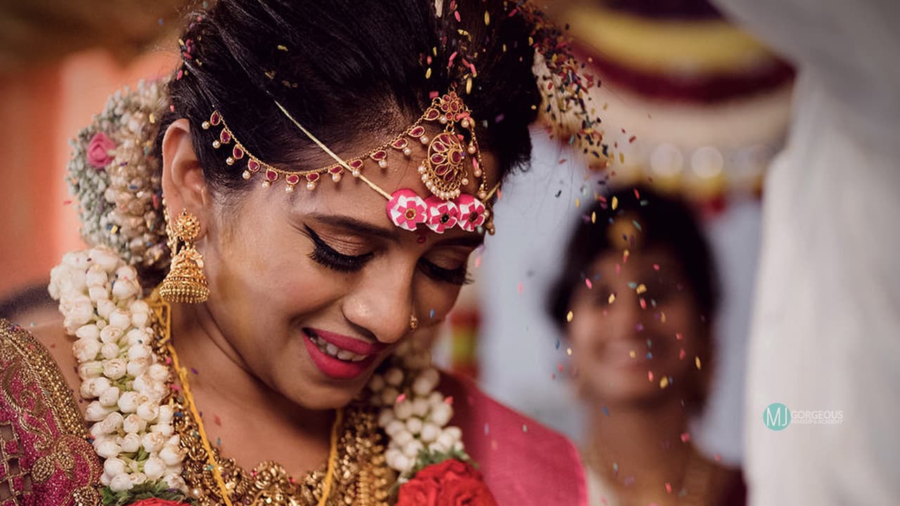 Nayanthara And Vignesh Shivan's Wedding: Nayanthara Wore Red Custom-Made  Saree With Her And Vignesh Shivan's Names Woven On It